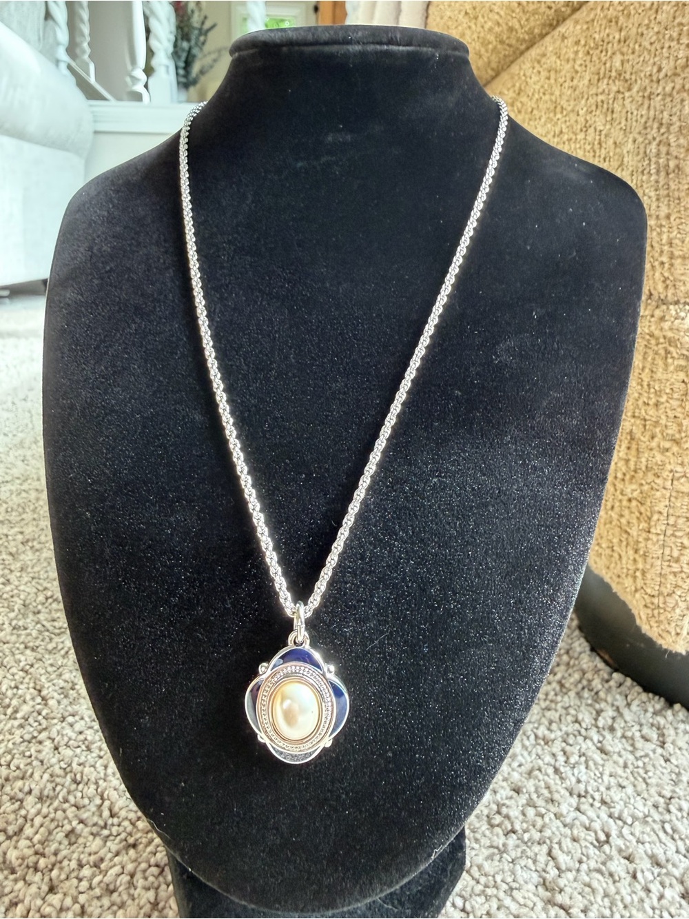 Vintage Burberrys Faux Pearl Navy Enamel Crystal Pendant Necklace 15.5–17.5”
